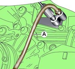 Установка прозрачной трубки (А) на штуцер прокачки рабочего цилиндра привода сцепления