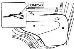 Съемник КМ475—В для отделения панели обивки задней двери от двери