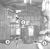 4.9 Снятие и установка электромотора привода вентилятора отопителя