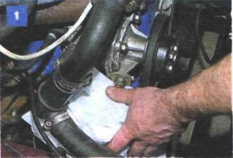 4.7 Снятие и проверка термостата на автомобиле с двигателем ВАЗ-2106