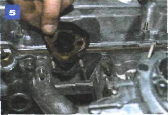 Снятие топливного насоса на автомобиле с двигателем УМПО-331