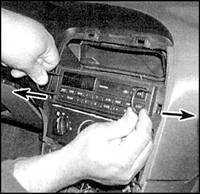  Радиоприемник и динамики Mazda 626
