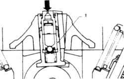 6.5 Для проверки хода гидротолкателя надавите на него в направлении указанном стрелкой1. Гидротолкатель