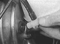  Замена однонаправленного клапана вакуумного усилителя тормозов Opel Kadett E