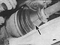  Проверка состояния защитного чехла приводного вала Peugeot 405