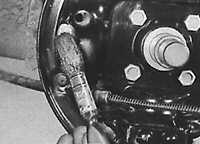 Замена задних тормозных колодок на барабанных тормозах Peugeot 405
