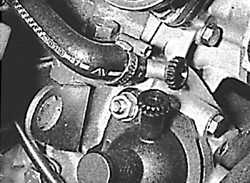  Заливка охлаждающей жидкости и удаление воздуха из системы Peugeot 405