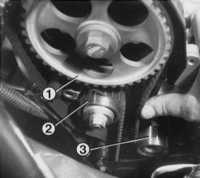 Проверка натяжения зубчатого приводного ремня Renault 19