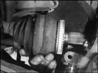  Снятие и установка на место поворотного кулака рулевого механизма Saab 9000