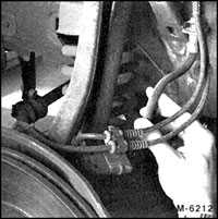  Визуальная проверка трубопроводов тормозного привода Mercedes-Benz W201