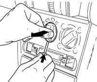  Снятие и установка переключателя скоростных режимов вентилятора Opel Corsa