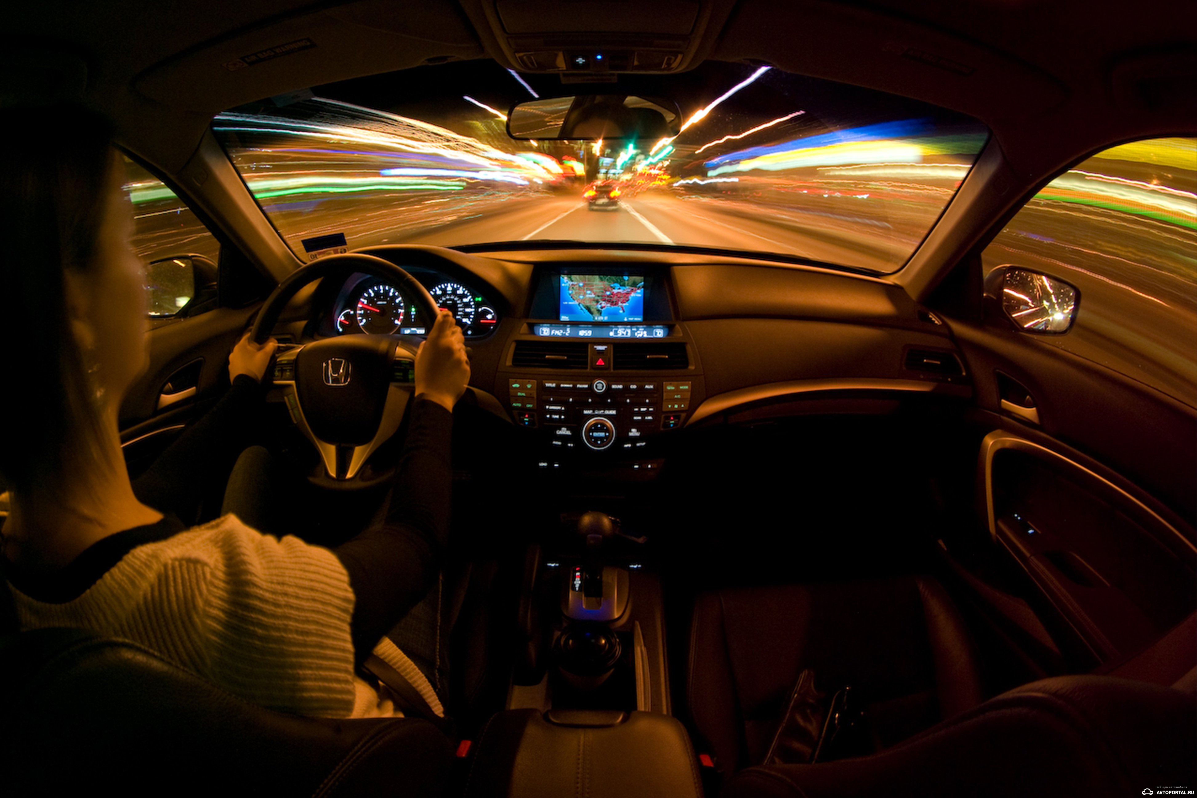 Включи внутри машины. Вид из машины. Салон машины ночью. Вид из машины ночью. Вид из машины на дорогу.